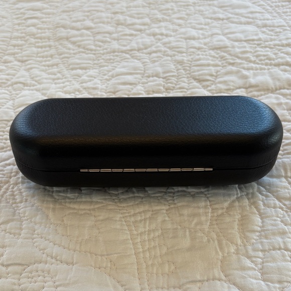 Oakley Black Textured Hard Sunglass Case - Clamshell - Picture 3 of 4